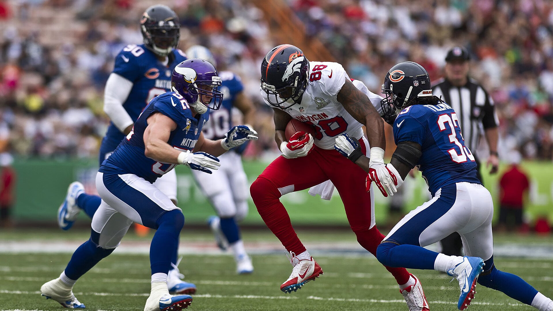 “越野极限：泥浆与沙尘中的生死考验”，越野车在泥里面比赛